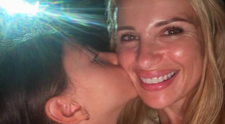 Χριστιάνα Αριστοτέλους: Πρωινό σχολικό homework με την κόρη της Μελίνα [βίντεο]