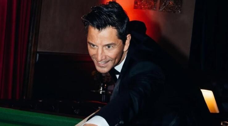 Σάκης Ρουβάς: Τραγουδά και χορεύει μπροστά από το τζάκι του σπιτιού του όσο ψήνει κάστανα [βίντεο]