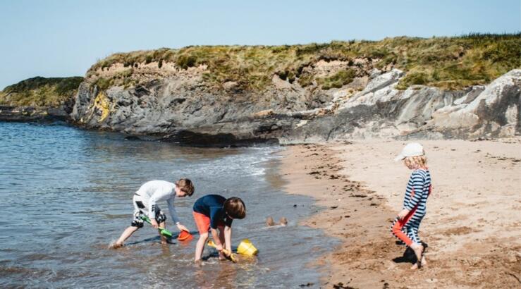 Διακοπές με τα παιδιά στη θάλασσα ή στο βουνό; Τα sos tips για να αποφύγεις κάθε κίνδυνο