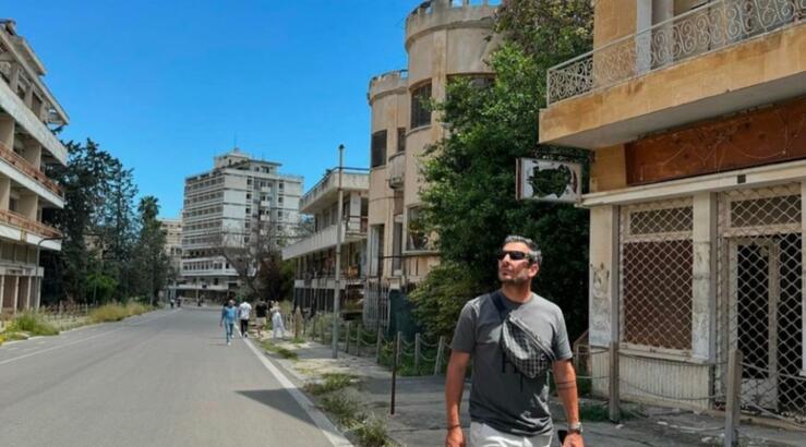 Άλκης Χρήστου: Συγκινημένος περιπλανιέται στην έρημη Αμμόχωστο [εικόνες]