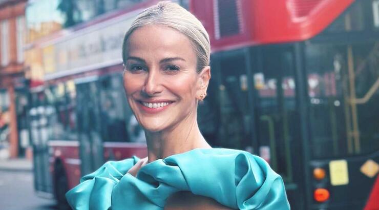 Έμιλυ Γιολίτη: Το look στην Ελβετία στο πιο viral χρώμα του χειμώνα