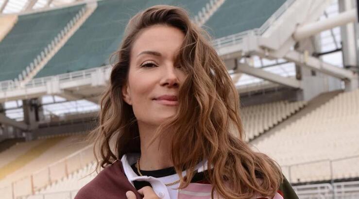 Βίκυ Καγιά: Με τα σοφιστικέ flat παπούτσια που είναι απαραίτητα το φθινόπωρο