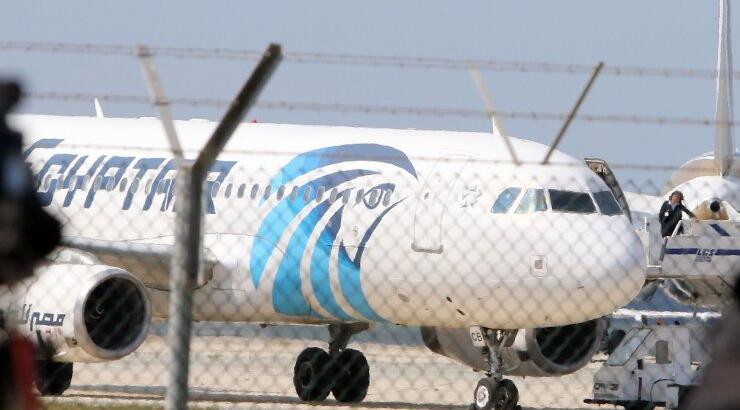 Παραδόθηκε ο αεροπειρατής στις αρχές σύμφωνα με τις τελευταίες πληροφορίες 