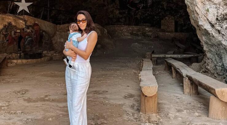 Ευρυδίκη Βαλαβάνη: «Τις πρώτες ημέρες θήλαζα τον γιο μου και έκλαιγα» [βίντεο]