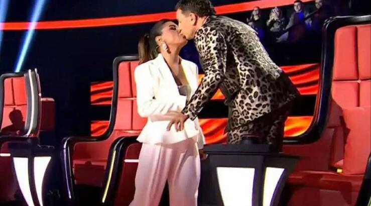 The Voice of Greece: Το φιλί στο στόμα της Παπαρίζου στον Μαζωνάκη [βίντεο]