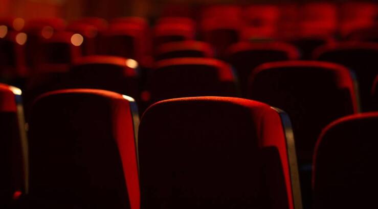 Έλληνες ηθοποιοί έπεσαν από τη σκηνή και χτύπησαν τα κεφάλια τους στον τοίχο