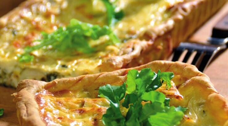 Τάρτα με πράσα και καπνιστή σολομοπέστροφα