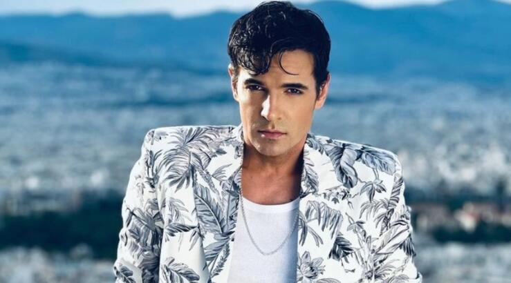 Nίνο: Θαυμάστριά του ανέβηκε στη σκηνή και τον δάγκωσε στο λαιμό με όλη της τη δύναμη [βίντεο]