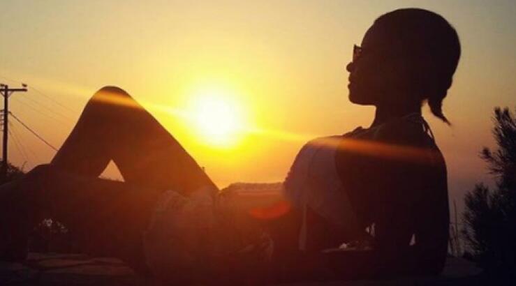 Eλληνίδα τραγουδίστρια: «Έσωσα τη ζωή του συντρόφου μου και τον βρήκα στο κρεβάτι με την κολλητή»