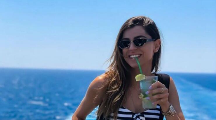 Κλέλια Γιασεμίδου: Ποζάρει με μαγιό στις διακοπές της στην Ελλάδα και εντυπωσιάζει με τους κοιλιακούς της!