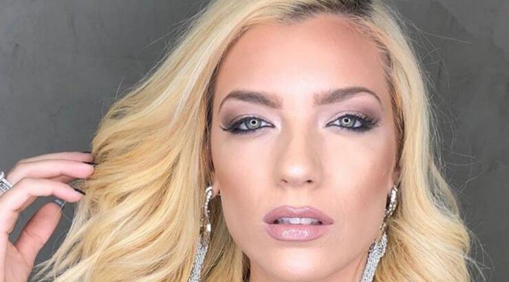 Ακομπλεξάριστη η Άντρη Καραντώνη μας έδειξε για άλλη μία φορά το εκ γενετής σημάδι στο πρόσωπό της 