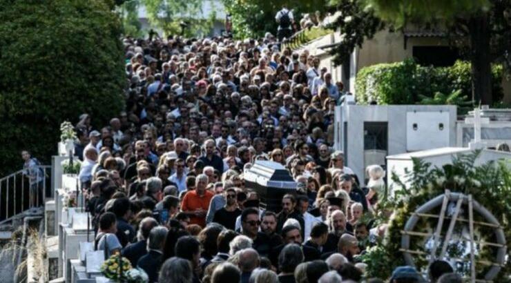 Μεγάλη η συγκίνηση στην κηδεία του Λαυρέντη Μαχαιρίτσα [εικόνες]