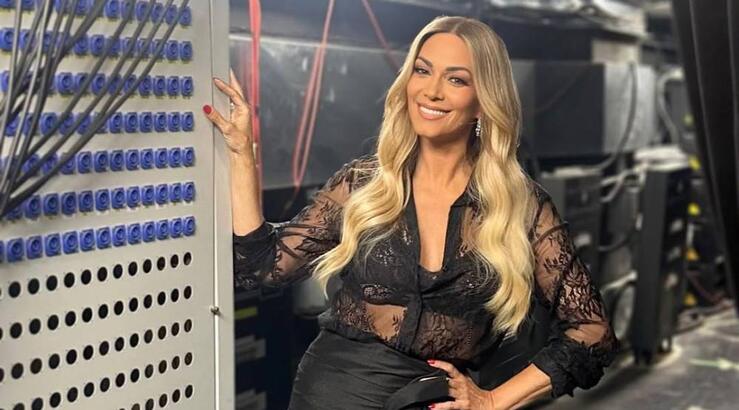 Έλλη Κοκκίνου: Συγκινημένη η μητέρα της την καμαρώνει on stage [βίντεο]