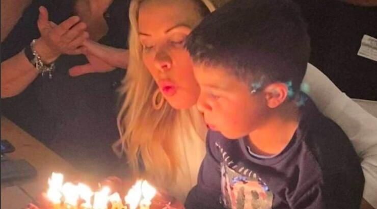 Aλεξία Καρακάννα: Έσβησε τα κεράκια για τα γενέθλια της αγκαλιά με τον 7χρονο γιο της