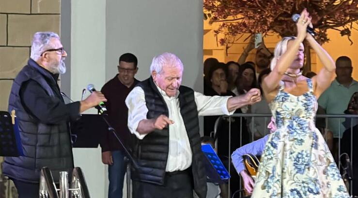 Άντρη Καραντώνη: Στη σκηνή με τον παππού της – Το τσιαττιστό του που ενθουσίασε [βίντεο] 