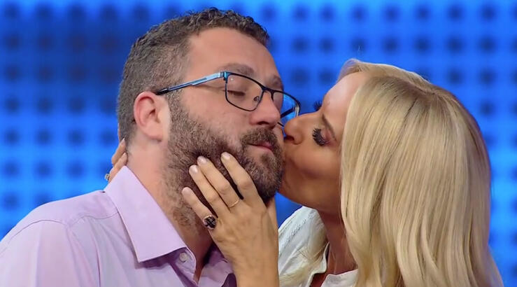 Η Μαρία Μπεκατώρου φίλησε διαγωνιζόμενο και εκείνος τα έχασε [βίντεο] 