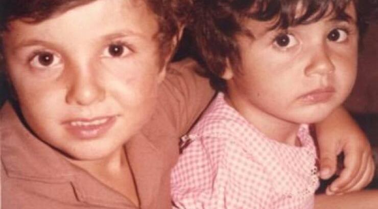 Αναγνωρίζετε τον Κύπριο παρουσιαστή; Σε μία παιδική φωτογραφία με την αδερφή του