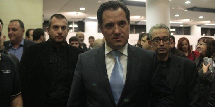 Πανικός έξω από το θέατρο Βέμπο: Έξαλλος ο Άδωνις προσπάθησε να μπουκάρει στο Τσαντίρι του Λάκη Λαζόπουλου!