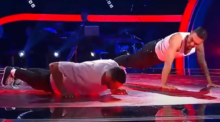 The Voice: Ο Χρήστος Μάστορας έπεσε στη σκηνή και έκανε push ups με διαγωνιζόμενο [βίντεο]