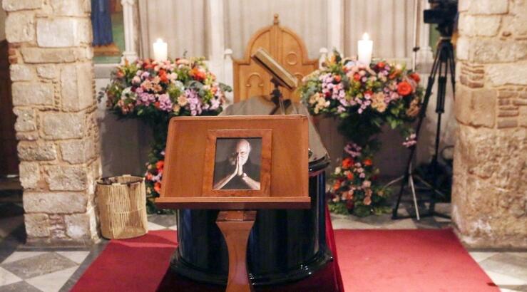 Διονύσης Σαββόπουλος: Έφθασε η σορός του στο παρεκκλήσι της Μητρόπολης Αθηνών [εικόνες]