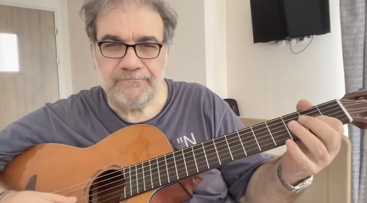 Σταρόβας: Παίζει κιθάρα πρώτη φορά μετά το εγκεφαλικό και προκαλεί δάκρυα συγκίνησης