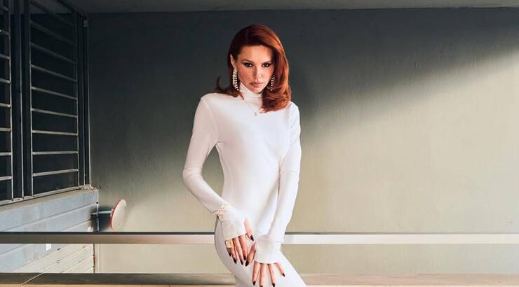 ‘Εβελυν Καζαντζόγλου: Το look της στο Μιλάνο σου δείχνει τον εναλλακτικό τρόπο για το πως να φορέσεις μια γραβάτα