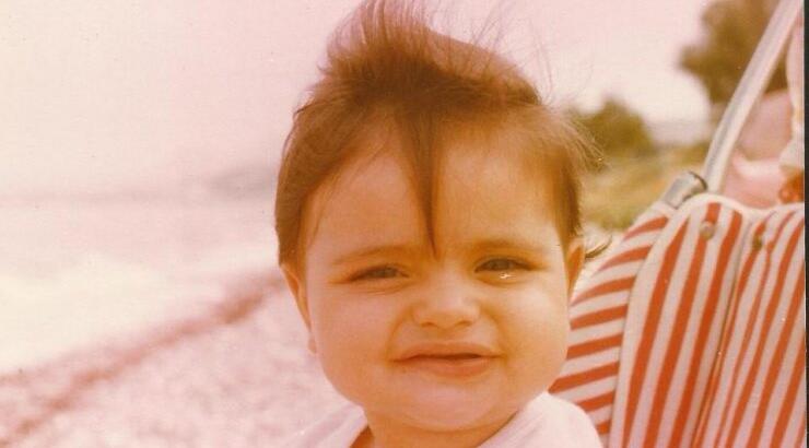 Σήμερα είναι γνωστή τραγουδίστρια! Την αναγνωρίζεις;