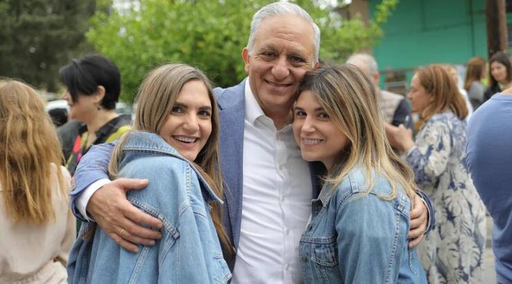 Νίκος Τορναρίτης: Υπέβαλε την υποψηφιότητά του έχοντας στο πλευρό του τις δύο εγκυμονούσες κόρες του