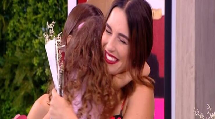 Συγκινημένη η Έλενα Θεοδώρου αγκαλιά με την κόρη της στην τελευταία της εκπομπή [βίντεο]