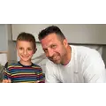 Κυριάκος Πελεκάνος: Μαγειρεύει μαζί με τον γιο του ντυμένοι ασορτί [εικόνες]