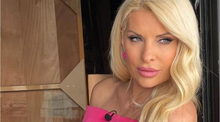 Ελένη Μενεγάκη: Άβαφη και ξυπόλητη απολαμβάνει τον ήλιο από το μπαλκόνι του σπιτιού της [εικόνα]