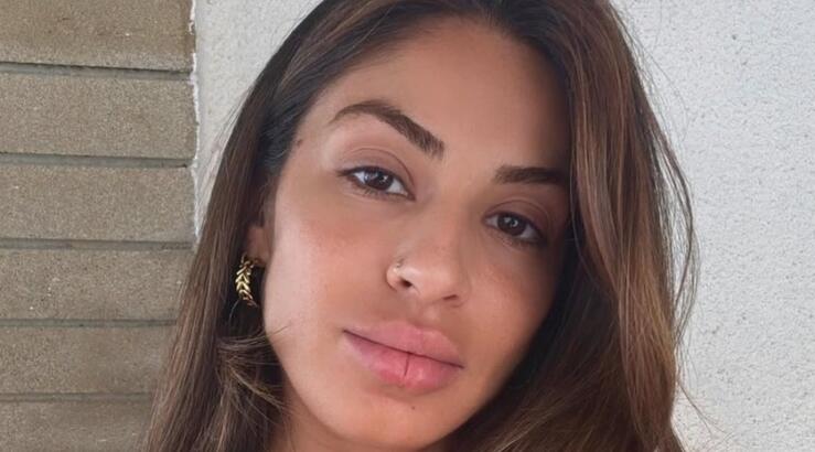 Νάταλι Κάτερ: Ποζάρει κρατώντας το νυφικό των ονείρων της [εικόνα]