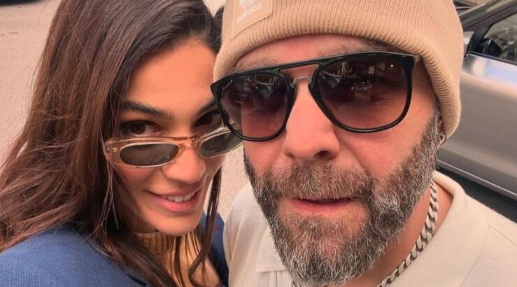 Αδάμου - Κουινέλης: Είδαμε την κόρη τους να ποζάρει δίπλα από το χριστουγεννιάτικο τους δέντρο [εικόνα]