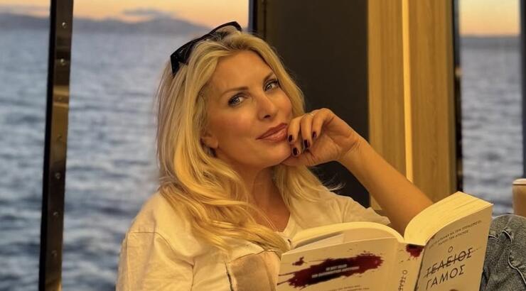 Ατύχημα για την Ελένη Μενεγάκη: Κυκλοφορεί με νάρθηκα στο χέρι [εικόνες]