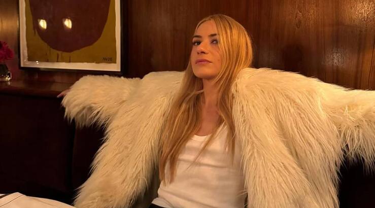 Πως θα φορέσεις το τζιν σε εορταστικό mood σύμφωνα με την Ουρανία Χατζημιχαήλ