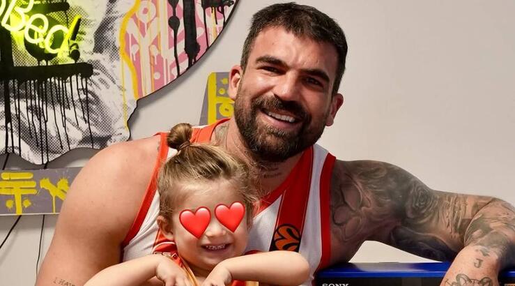 Ο Δημήτρης Αλεξάνδρου ξεναγεί τον γιο του Πάρη στο νέο τους σπίτι [βίντεο]