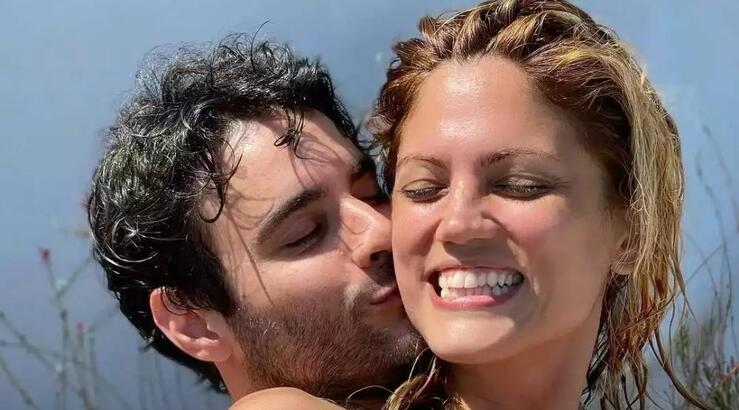 Συνατσάκη – Στρατής: Αγκαλιά με την ενάμιση έτους κόρη τους Ολίβια [εικόνα]