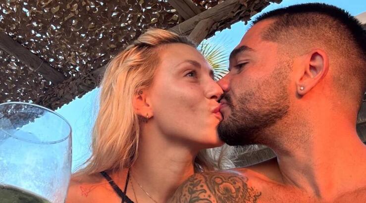 Μάστορας – Καληφώνη: Γιόρτασαν τη 2η επέτειό τους με ρομαντικές βουτιές κάτω από τ’ αστέρια [βίντεο]