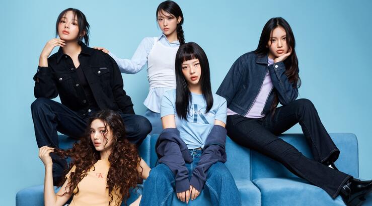 H Calvin Klein παρουσιάζει την καμπάνια Fall 2024 με πρωταγωνίστριες τις NewJeans