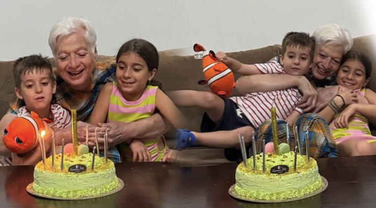 Eλένη Θεοχάρους: Γιόρτασε τα 72α γενέθλια της παρέα με τα εγγονάκια της