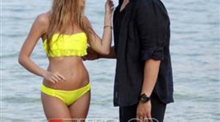 Αντωνία Καλλιμούκου - Χρήστος Χολίδης: Αγκαλιές και φιλιά στην παραλία. Δείτε φωτογραφίες