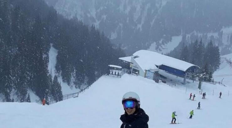 Επώνυμη Κύπρια στην Αυστρία για σκι μαζί με τον πατέρα της