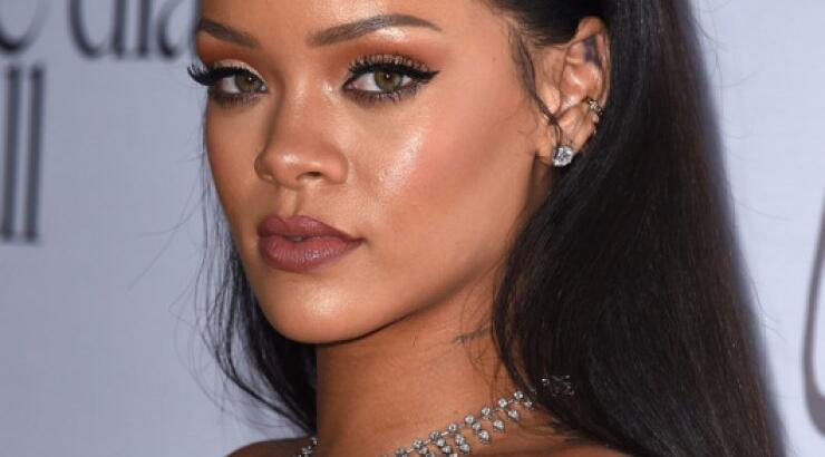 Γιατί όλο το διαδίκτυο μιλά για τα ψηλοτάκουνα παπούτσια της Rihanna;