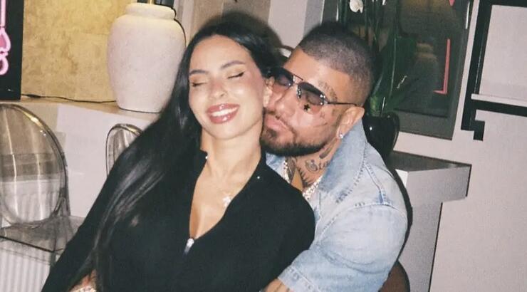 Snik: Ποζάρει τρισευτυχισμένος κρατώντας το υπερηχογράφημα της εγκυμοσύνης της συντρόφου του