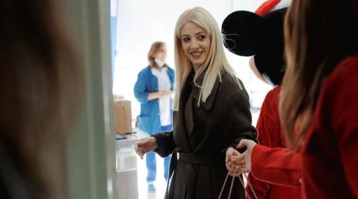 Αννίτα Δημητρίου: Η κομψή και άκρως θηλυκή εμφάνιση σε party γενεθλίων