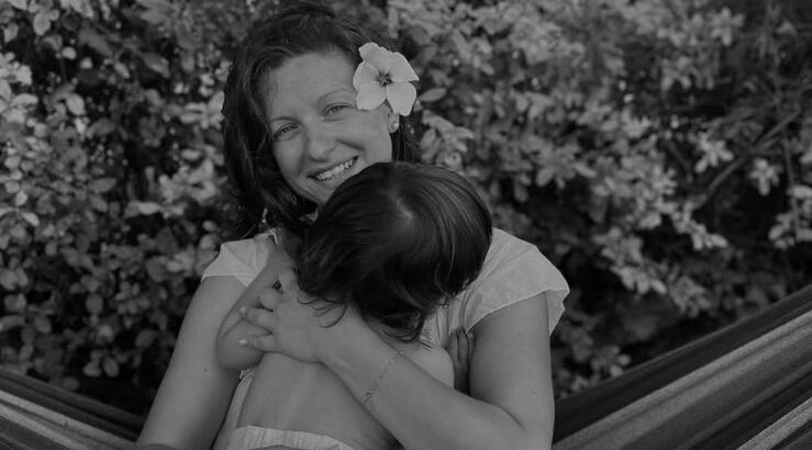 Νίκη Δραγούμη: Βόλτα στο πάρκο με τον γιο της, Άρη [εικόνα & βίντεο]