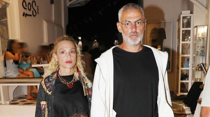 Ελεωνόρα Ζουγανέλη - Νίκος Συρίγος: Βόλτα στα σοκάκια της Μυκόνου χέρι - χέρι [βίντεο]