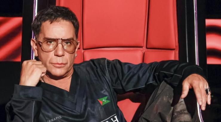 Μαζωνάκης: Το προσωπικό του φοράει μάσκα με το πρόσωπο του και εκείνος άφησε μουστάκι [βίντεο]