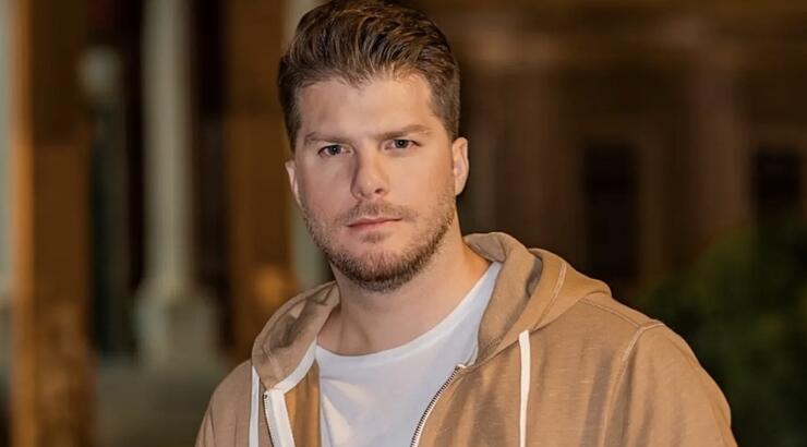 Λούκας Γιώρκας: Τα πήρε στο κρανίο στη σκηνή και έσκισε το πουκάμισο του [βίντεο]