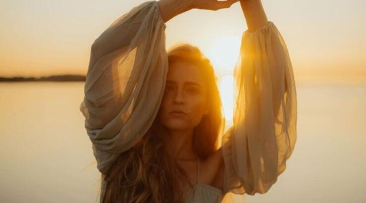 Sunset beauty: To make-up με τα χρώματα του ηλιοβασιλέματος που αξίζει να δοκιμάσεις